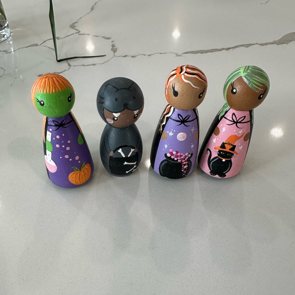 VGUC Amy’s Painted Pegs Halloween set of 4 regular and 2 kokeshi peg dolls